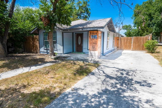 view of front of property