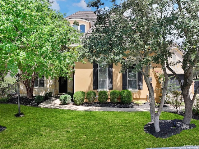 view of front of home featuring a front yard