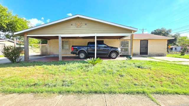 view of front facade featuring a front yard and a carport