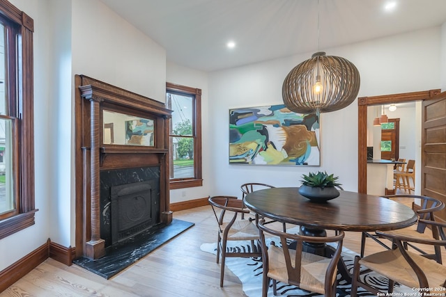 dining room with light wood-style floors, recessed lighting, and baseboards