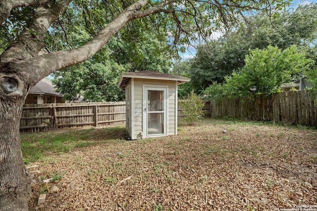 view of yard featuring a storage unit