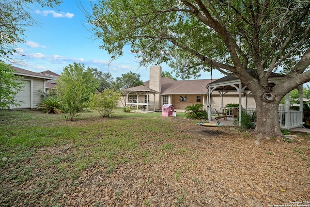 view of yard featuring a patio area