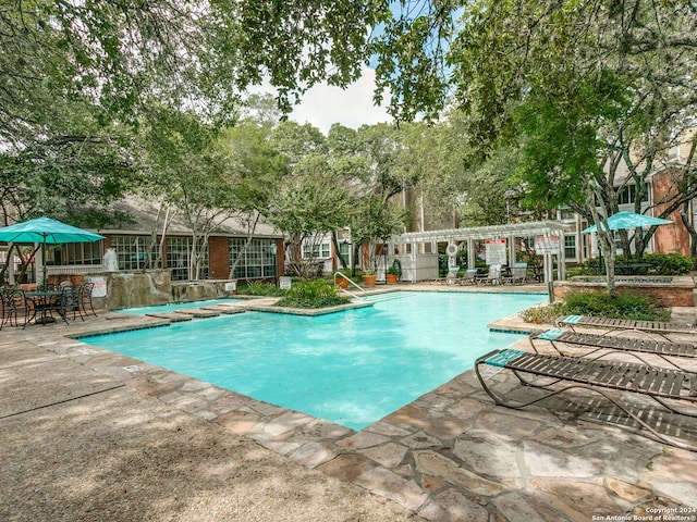 view of pool featuring a pergola and a patio area