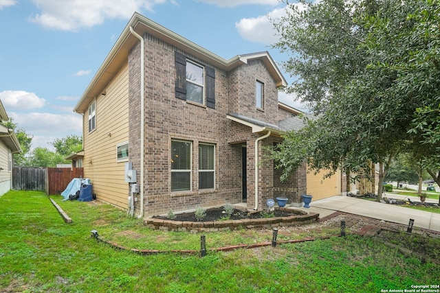 view of front of property featuring a front yard and a garage