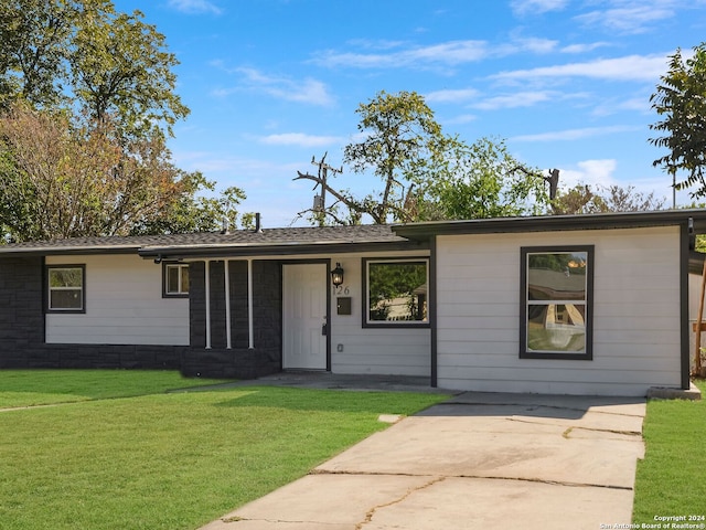 ranch-style home with a front yard