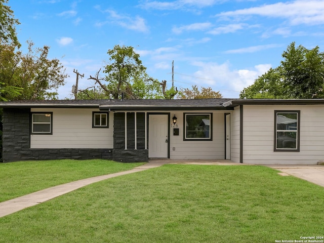 ranch-style home with a front lawn