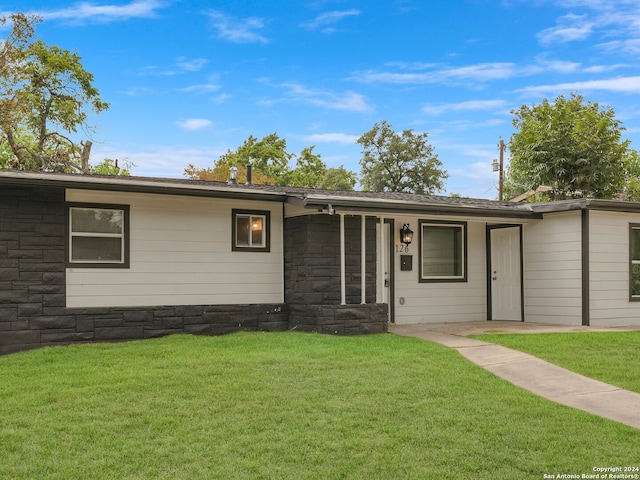 single story home with a front lawn