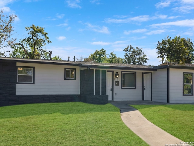 ranch-style house featuring a front lawn