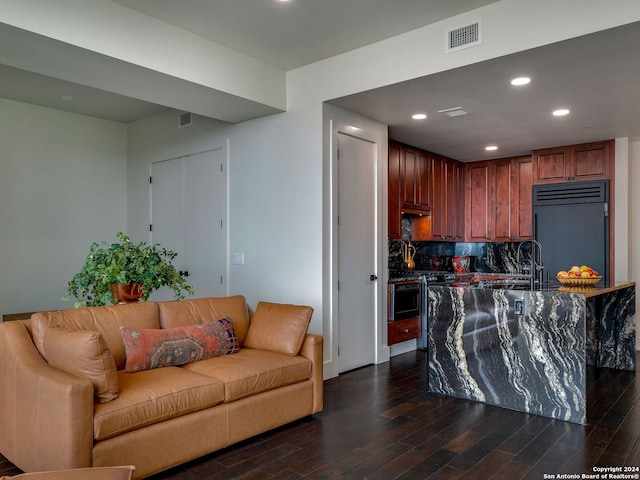 living room with dark wood-type flooring and sink