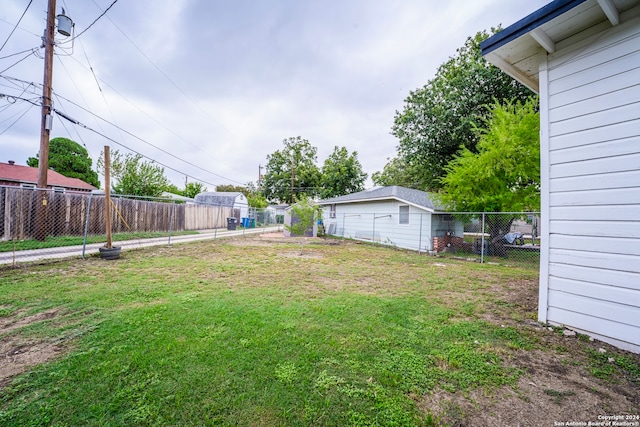 view of yard with an outbuilding