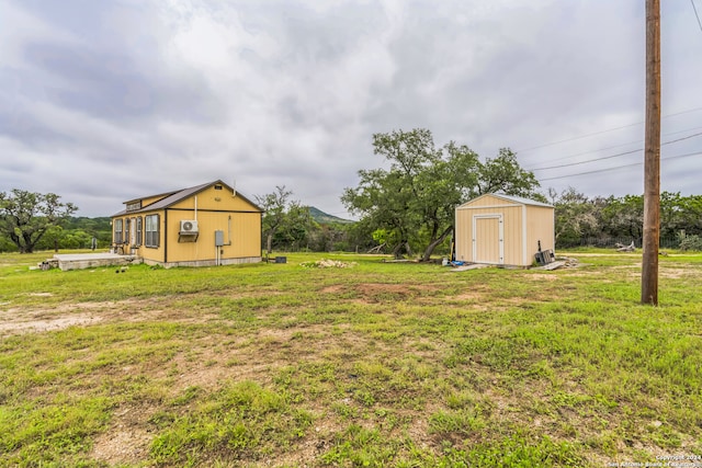 view of yard with a storage shed