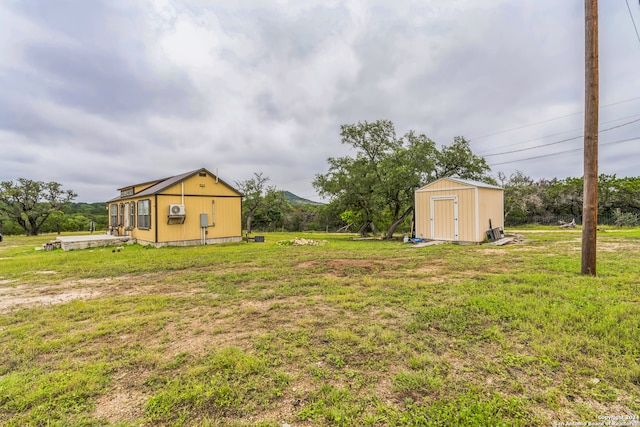 view of yard featuring a storage shed