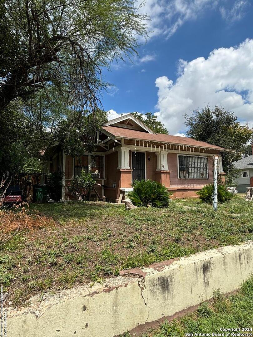 view of front of home featuring a front yard