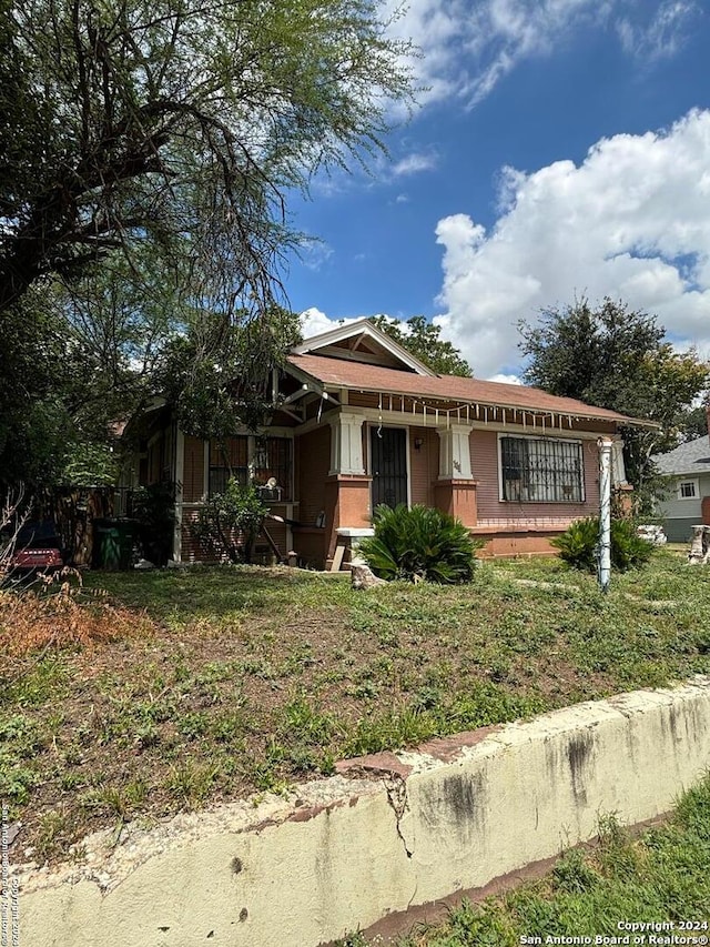 view of front of home featuring a front yard