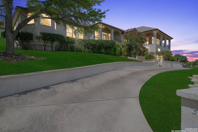 view of front of house featuring a yard