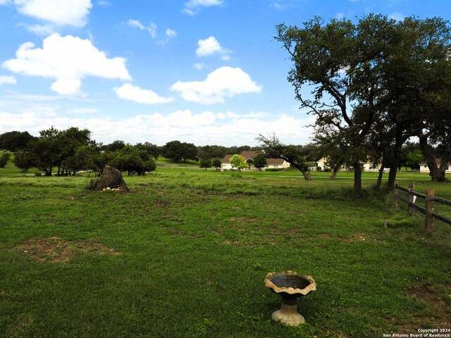 view of yard featuring a rural view