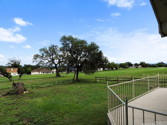 view of yard featuring a rural view