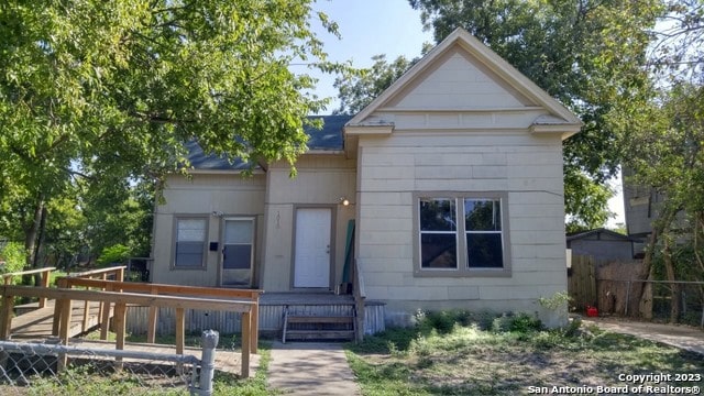 view of front of home