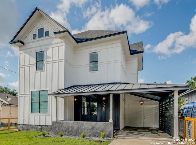 view of front of property featuring a carport