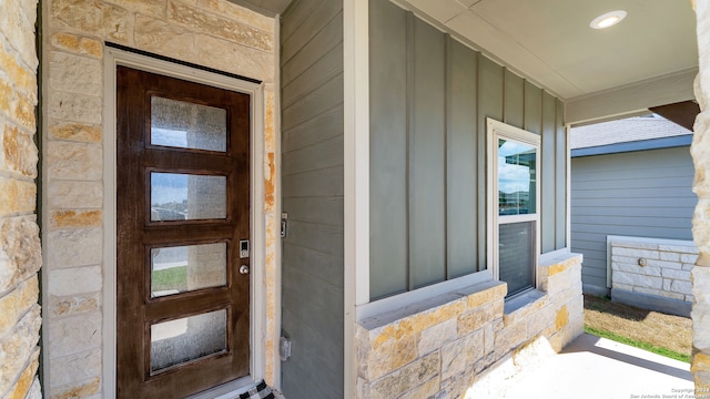 doorway to property with covered porch