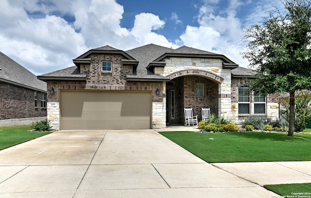 view of front of property featuring a front lawn