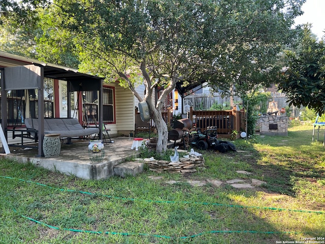 view of yard featuring a patio area