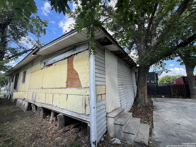 1322 Hays St, San Antonio, TX 78202 - view of side of home with fence