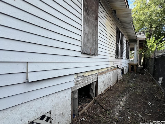 1322 Hays St, San Antonio, TX 78202 - view of side of home with fence