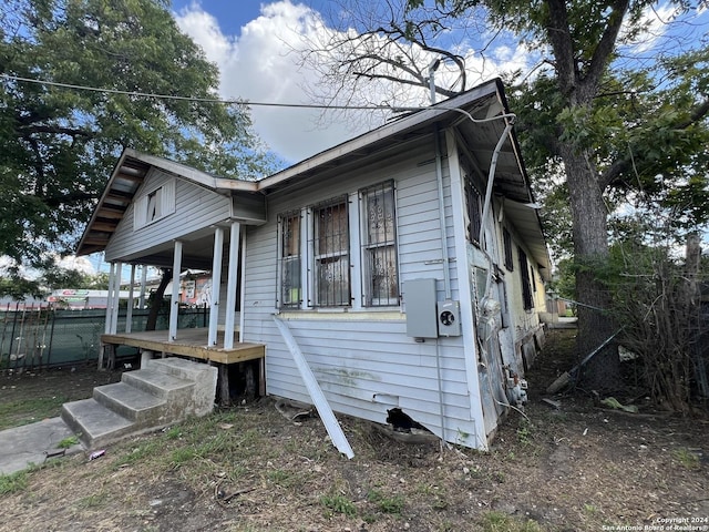 1322 Hays St, San Antonio, TX 78202 - view of side of property with a porch and fence