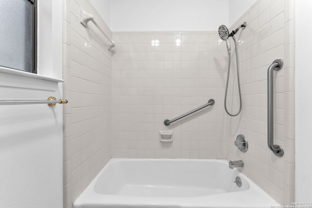 bathroom featuring tiled shower / bath