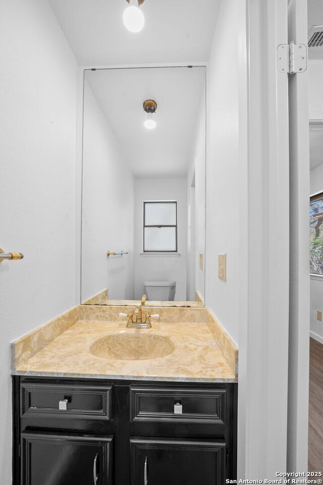 empty room featuring hardwood / wood-style flooring and an inviting chandelier