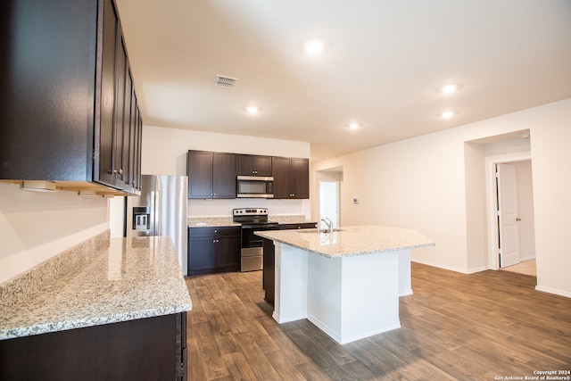 kitchen featuring a center island with sink, stainless steel appliances, sink, and wood-type flooring