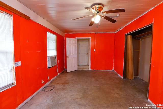 empty room with ceiling fan