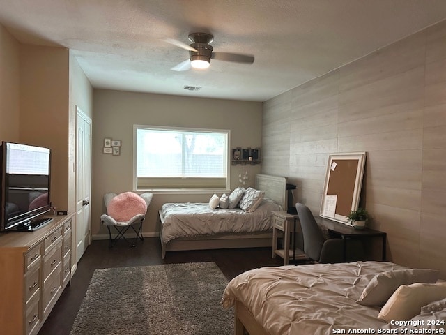 bedroom featuring a textured ceiling and ceiling fan