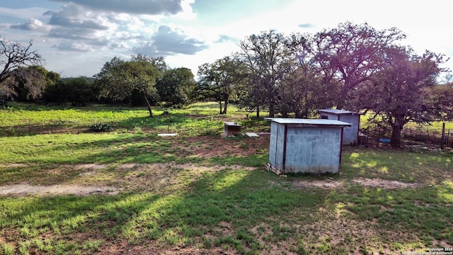 view of yard featuring a shed