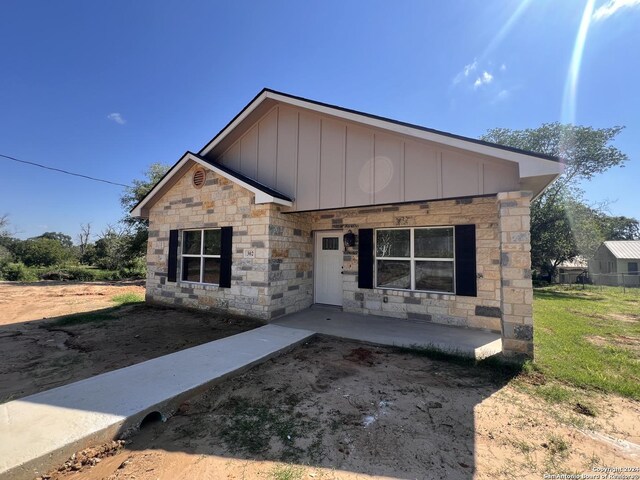 view of front of home featuring a front lawn