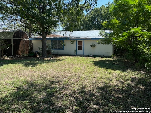 view of yard with a storage unit