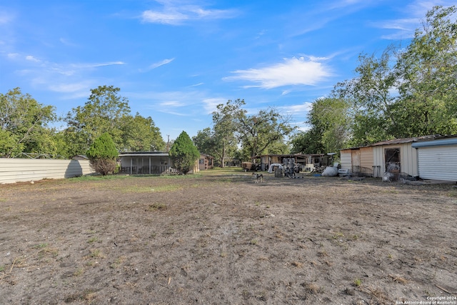 view of yard featuring a storage shed