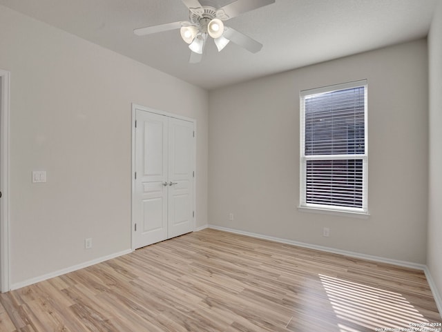 unfurnished room with light hardwood / wood-style flooring and ceiling fan