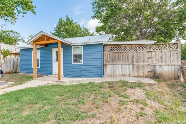 view of front of house featuring a front yard