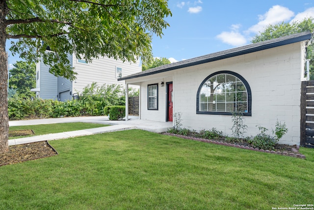 ranch-style house with a front lawn