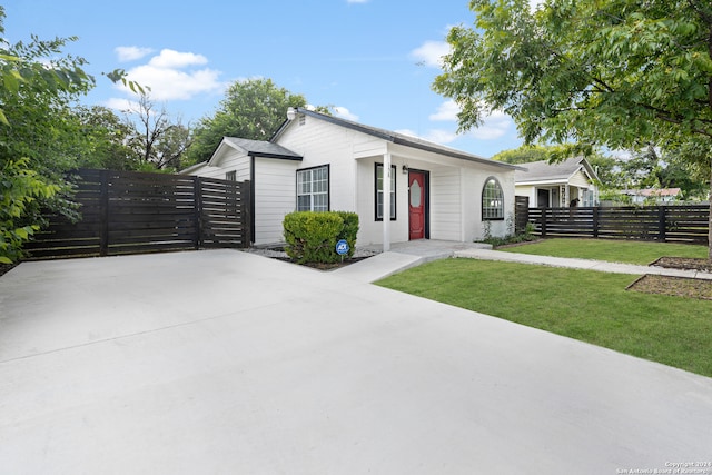 view of front of property featuring a front yard