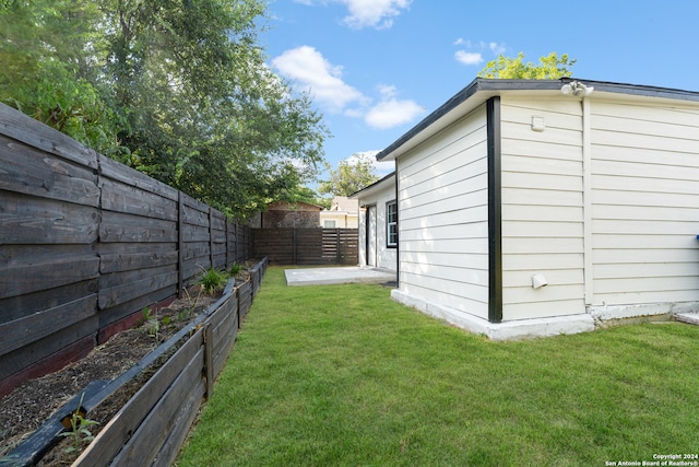 view of yard with a patio area