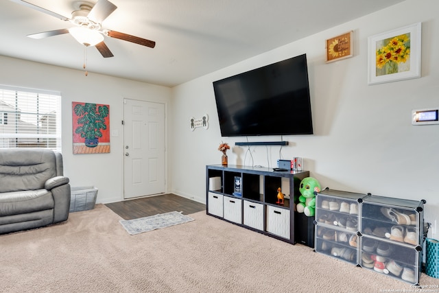 carpeted living room featuring ceiling fan