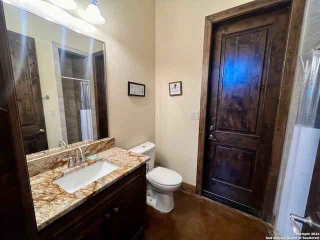 bathroom with a shower with shower curtain, vanity, and toilet