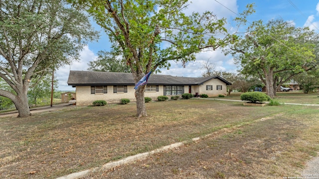 single story home with a front lawn