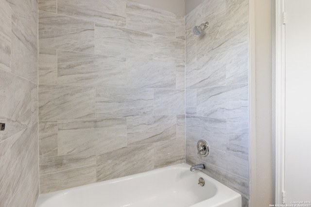 bathroom with tiled shower / bath