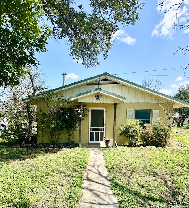 view of front of home featuring a front yard