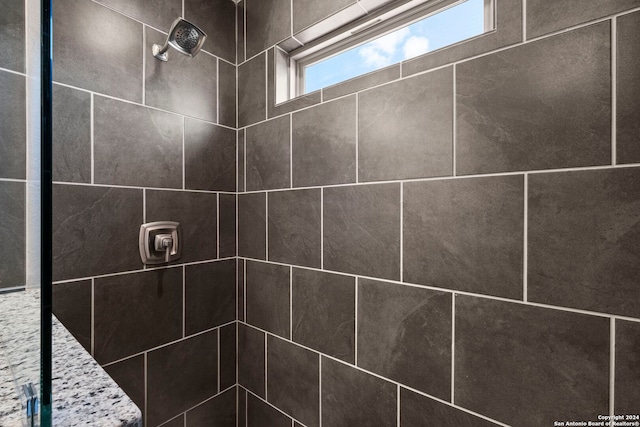 details featuring tiled shower