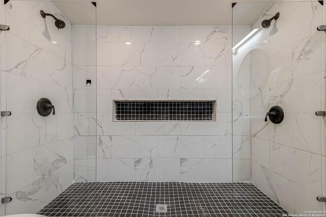 bathroom featuring a tile shower